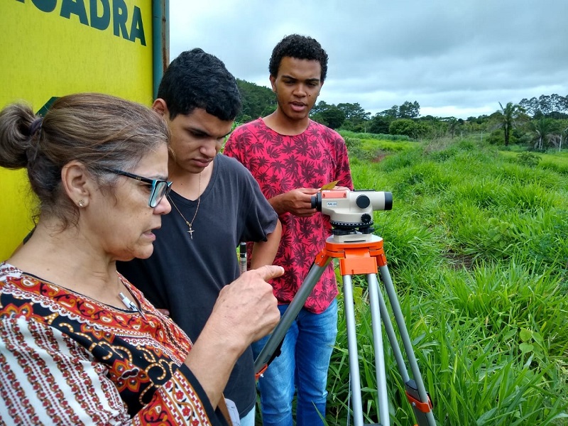 Professora Regina e estudantes em aula de campo Professora Regina e estudantes em aula de campo
